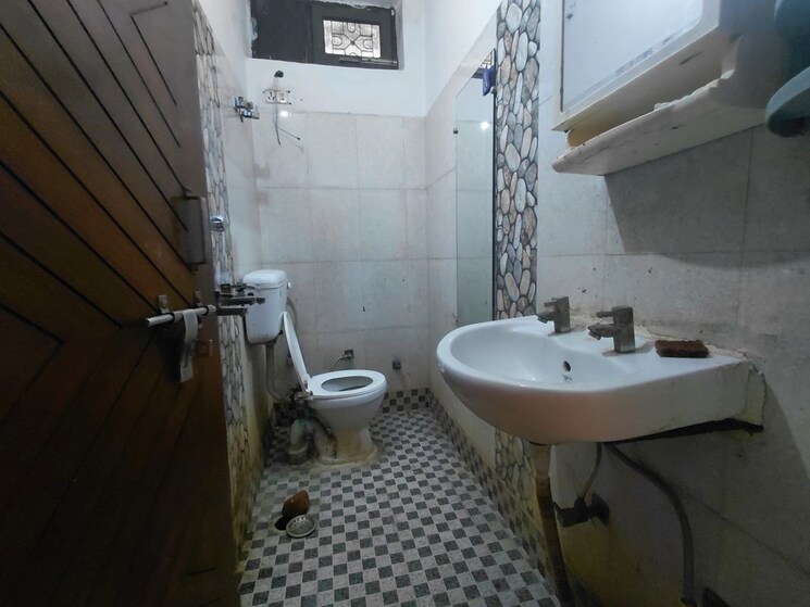 Bathroom, janakpuri 3.5 Bedroom 1100 Sq.Ft. Apartment In Janakpuri Delhi 9784272