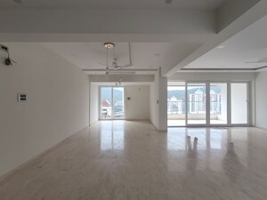 Room in 5 BHK Apartment at Viraj Tower, Kalwa – for Sale