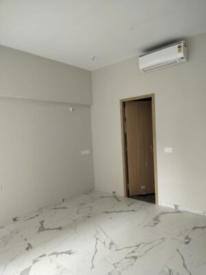 Room in 4 BHK Apartment at Kumar Peninsula, Baner – for Sale