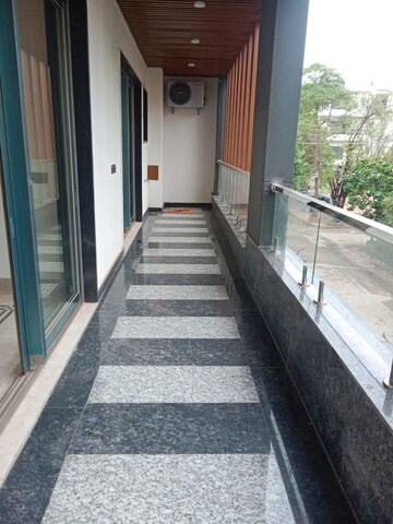 Balcony in 6+ BHK Independent House at Unitech South City 1, South City 1 – for Rent