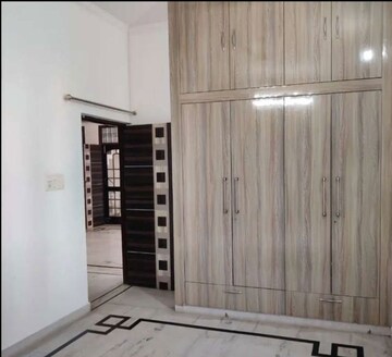 Room in 3 BHK Apartment at Hazratganj – for Rent