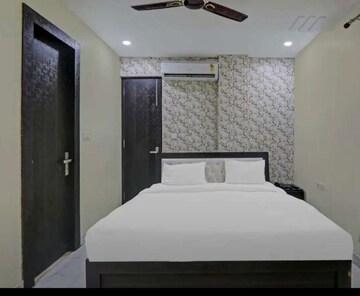 Bedroom in 3 BHK Apartment at Hazratganj – for Rent
