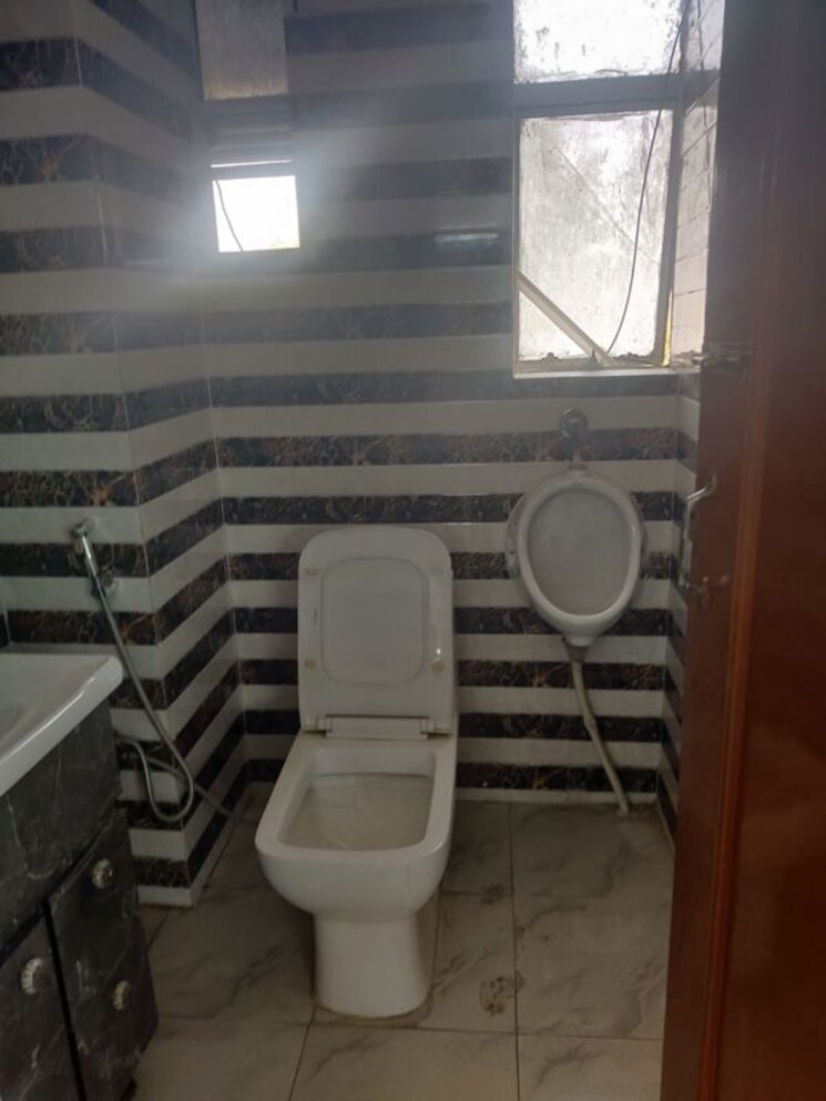 Bathroom, green park extension Commercial Office Space 486 Sq.Ft. In Green Park Extension Delhi 9784960