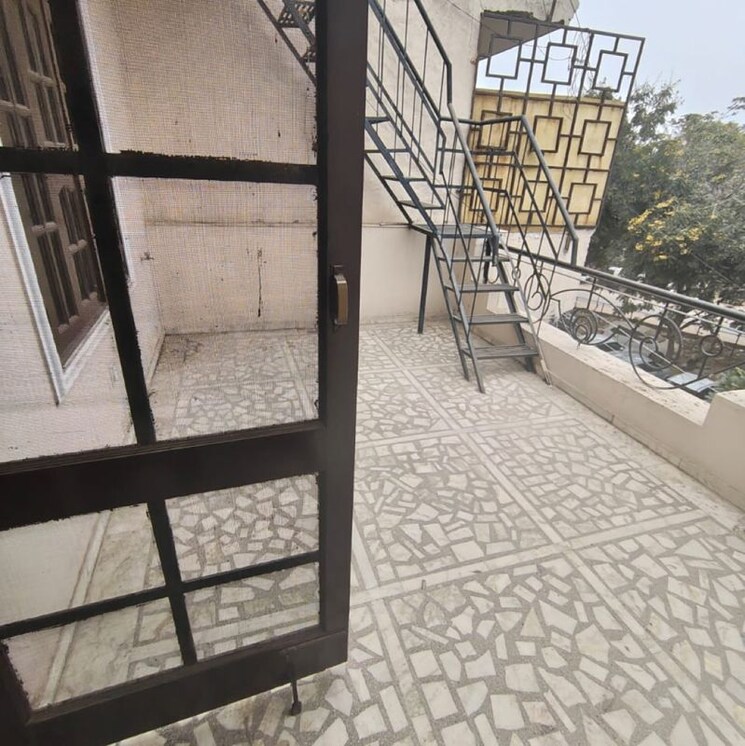 Balcony, unitech-cyber-park 2 Bedroom 161 Sq.Yd. Builder Floor In Durga Colony Gurgaon 9785439