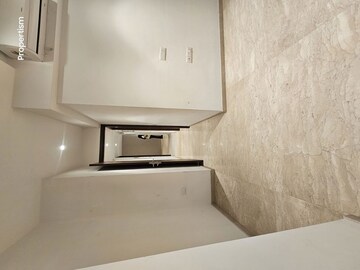 Room in 2 BHK Apartment at Hiranandani Castle Rock, Powai – for Rent