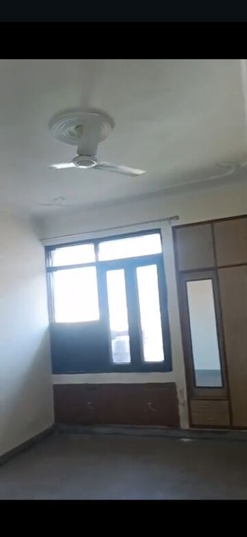 Room in 3 BHK Apartment at Sector 10 Dwarka – for Rent