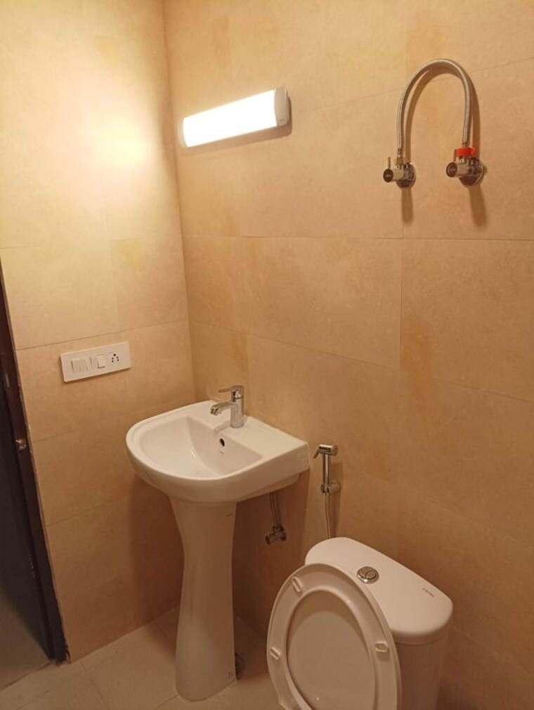 Bathroom, omaxe-waterscapes 2 Bedroom 1250 Sq.Ft. Apartment In Gomti Nagar Lucknow 9785817