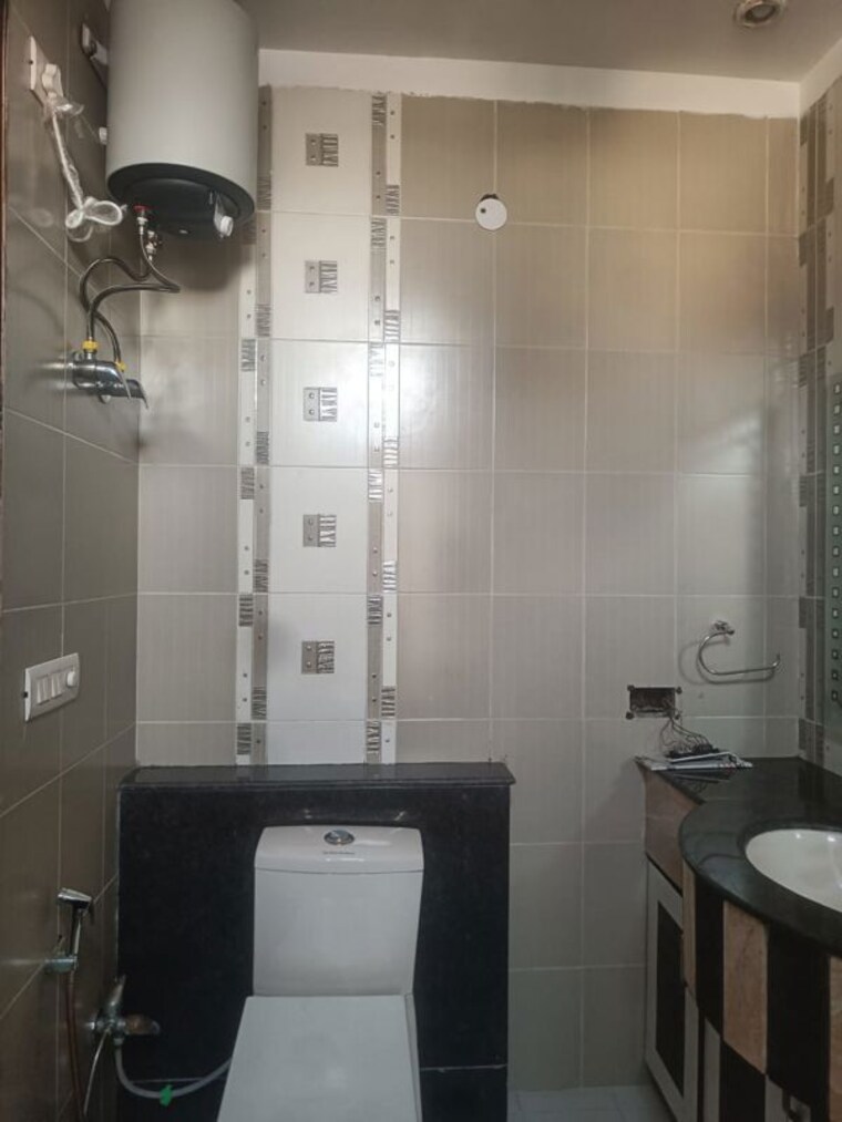 Bathroom, rwa-apartments-sector-52 3 Bedroom 2000 Sq.Ft. Builder Floor In Sector 52 Noida 9785821