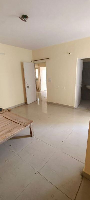 Room in 2 BHK Apartment at Rohini Apartment, Gomti Nagar – for Rent