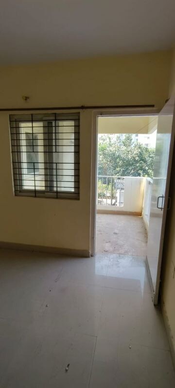 Room in 2 BHK Apartment at Rohini Apartment, Gomti Nagar – for Rent