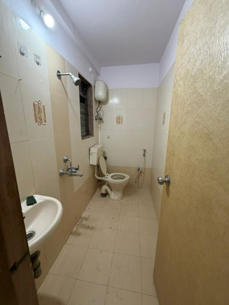 Bathroom, raj-paradise-b-wing-chs-ltd 2 Bedroom 902 Sq.Ft. Apartment In Andheri East Mumbai 9786452