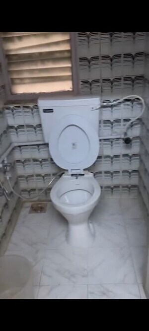 Bathroom in 1.5 BHK Apartment at Vile Parle East – for Rent