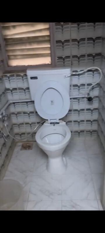 Bathroom in 1.5 BHK Apartment at Vile Parle East – for Rent