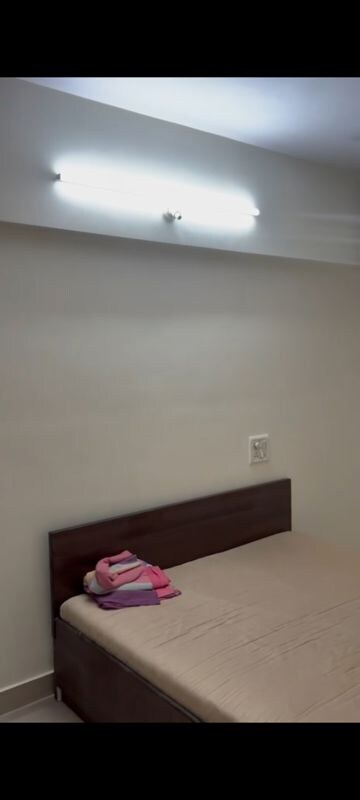 Furnished Amenities in 1.5 BHK Apartment at Vile Parle East – for Rent