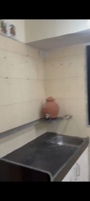 Furnished Amenities in 1.5 BHK Apartment at Vile Parle East – for Rent