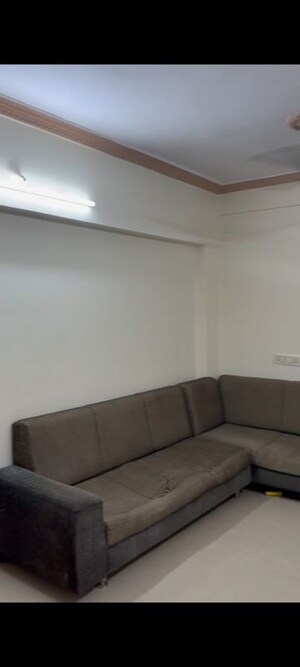 Furnished Amenities in 1.5 BHK Apartment at Vile Parle East – for Rent