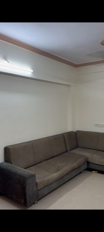 Furnished Amenities in 1.5 BHK Apartment at Vile Parle East – for Rent