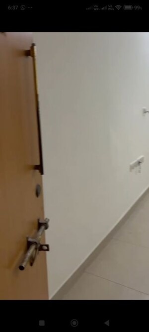 Furnished Amenities in 1.5 BHK Apartment at Vile Parle East – for Rent