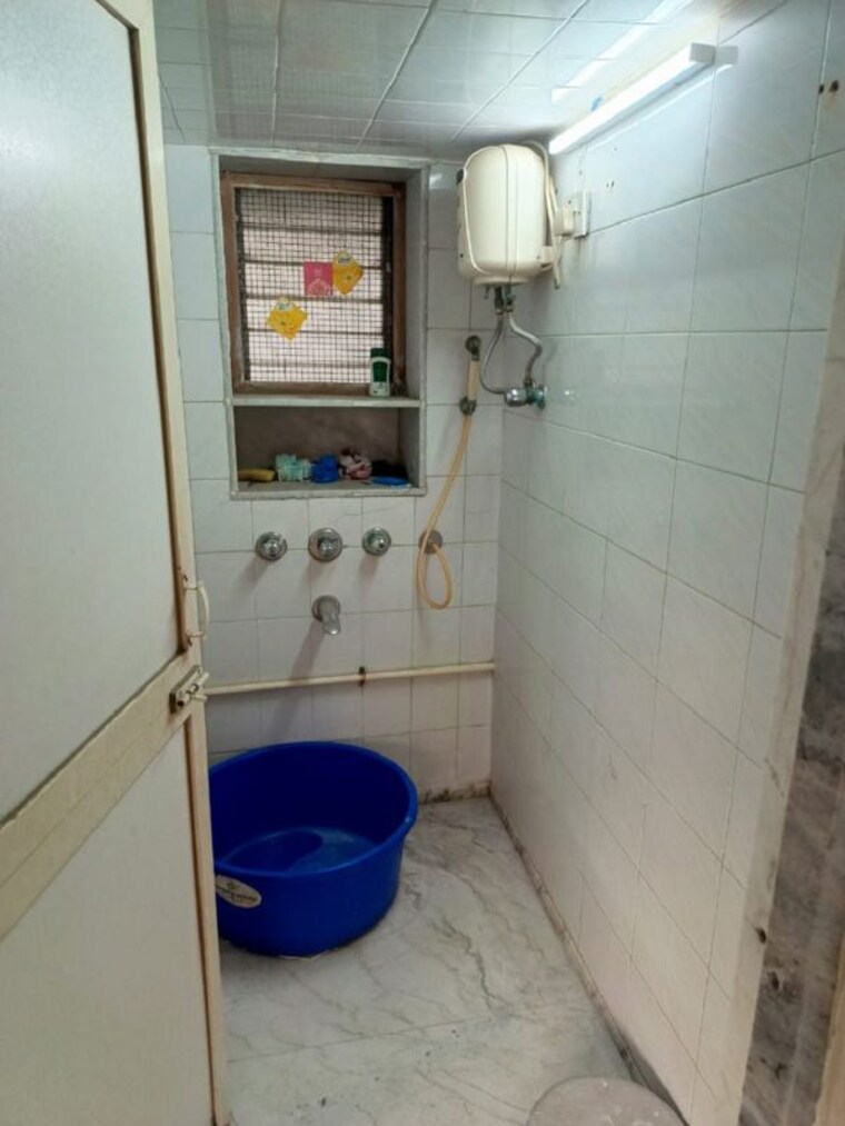 Bathroom, khar west 1 Bedroom 500 Sq.Ft. Apartment In Khar West Mumbai 9787001