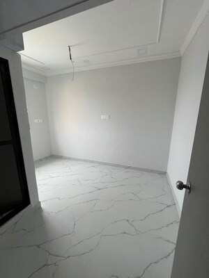 Room in 1 BHK Apartment at Khar West – for Rent