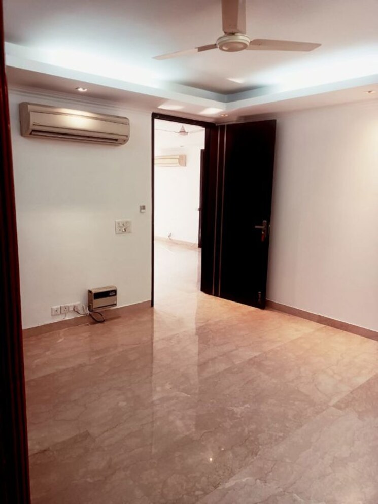 Room, defence colony 4 Bedroom 2700 Sq.Ft. Builder Floor In Defence Colony Delhi 9787207