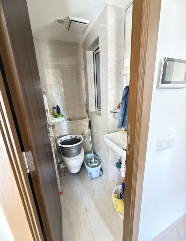 Bathroom, hiranandani-regent-hill 1 Bedroom 379 Sq.Ft. Apartment In Powai Mumbai 9787301
