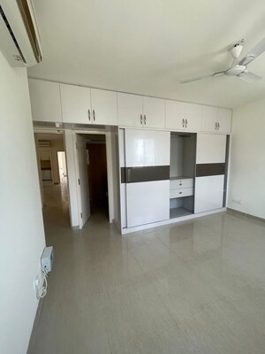 Room in 3.5 BHK Apartment at Emaar Emerald Floors Premier, Sector 65 – for Rent