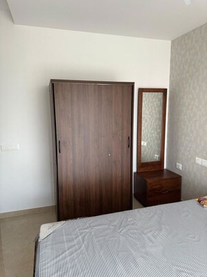 Room in 2 BHK Apartment at Hiranandani Highland, Powai – for Rent