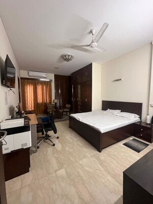 Team Area in 4 BHK Builder Floor at Panchsheel Park – for Sale