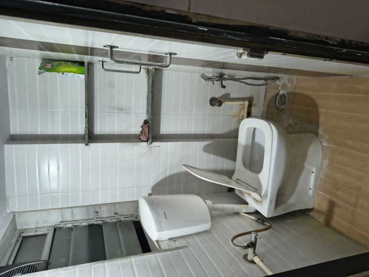Bathroom, kurla east 1 Bedroom 400 Sq.Ft. Apartment In Kurla East Mumbai 9787454