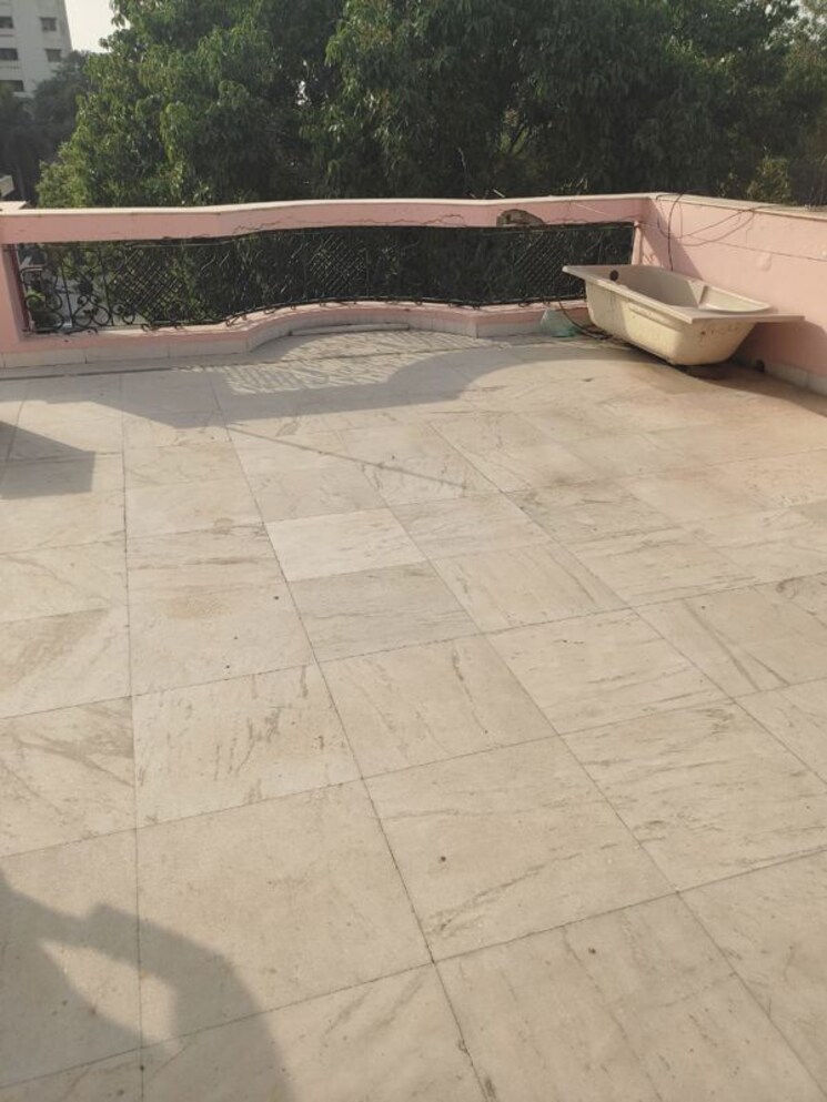 Balcony, arun-vihar-sector-37 1.5 Bedroom 600 Sq.Ft. Apartment In Sector 37 Noida 9787483