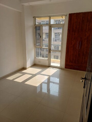 Room in 3 BHK Apartment at Supertech Cape Town, Sector 74 – for Rent