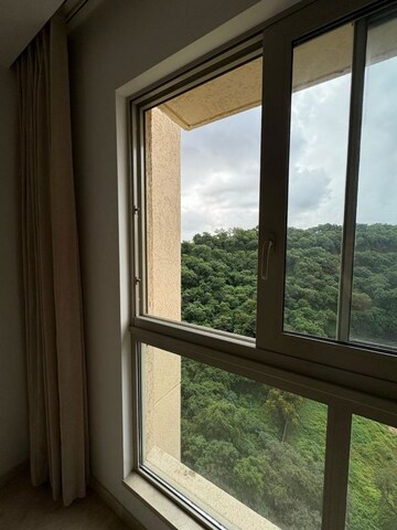 Room in 2 BHK Apartment at Hiranandani Highland, Powai – for Rent