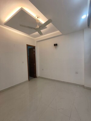 Room in 3 BHK Apartment at Dlf Cyber City, Sector 24 – for Rent
