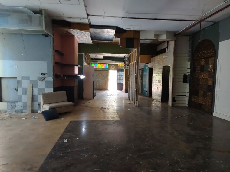  Parking, andheri west Commercial Showroom 3640 Sq.Ft. In Andheri West Mumbai 9787581