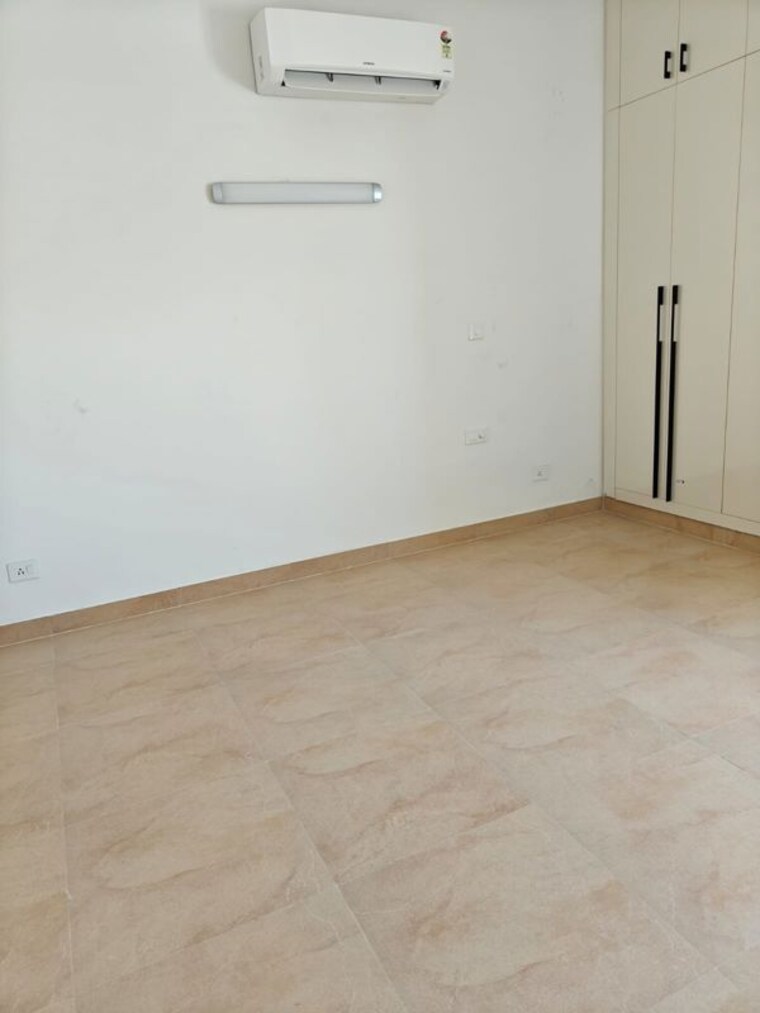 Room, rwa-apartments-sector-40 3 Bedroom 3500 Sq.Ft. Builder Floor In Sector 40 Noida 9787838