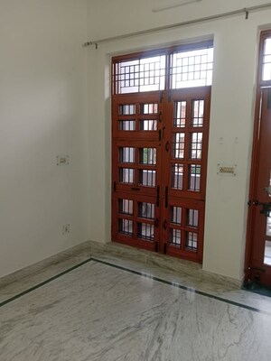 Room in 3 BHK Builder Floor at Sector 6 – for Rent