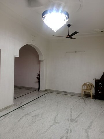 Room in 3 BHK Builder Floor at Sector 6 – for Rent