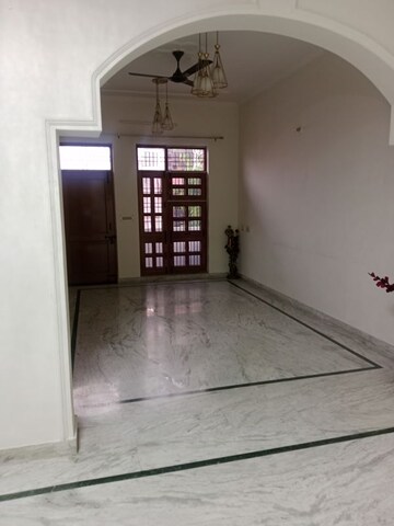 Room in 3 BHK Builder Floor at Sector 6 – for Rent