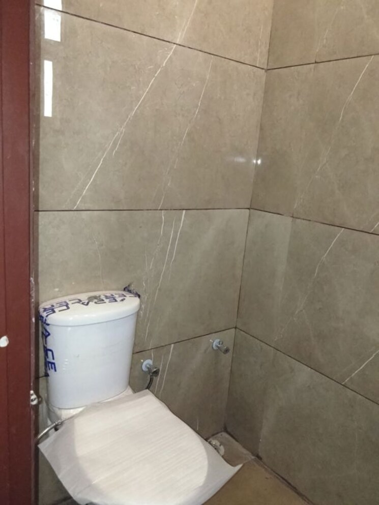 Bathroom, ghazipur 4 Bedroom 122 Sq.Yd. Builder Floor In Ghazipur Zirakpur 9706069