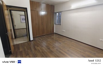 Room in 3.5 BHK Apartment at Magarpatta Laburnum Park, Hadapsar – for Rent