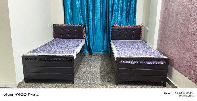 Room, goregaon east Pg For Girls In Goregaon East 9788014