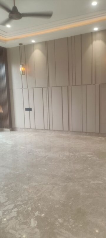 Room in 3 BHK Builder Floor at Hargobind Enclave – for Sale
