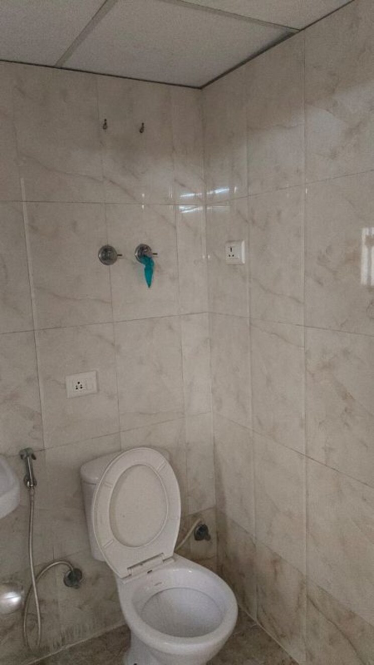 Bathroom, amrapali-pan-oasis 2 Bedroom 995 Sq.Ft. Apartment In Sector 70 Noida 9788246