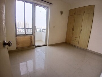 Room in 2 BHK Apartment at DLF Regency Park I, Dlf Phase iv – for Rent