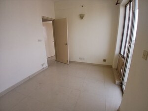 Room in 2 BHK Apartment at DLF Regency Park I, Dlf Phase iv – for Rent