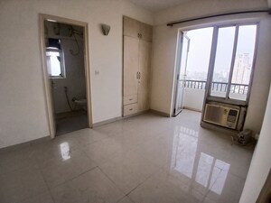 Room in 2 BHK Apartment at DLF Regency Park I, Dlf Phase iv – for Rent