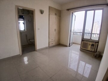 Room in 2 BHK Apartment at DLF Regency Park I, Dlf Phase iv – for Rent