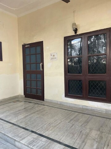 Room in 6 BHK Independent House at Dalanwala – for Rent