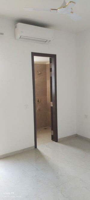 Room in 3 BHK Builder Floor at Smart World Orchard, Sector 61 – for Rent